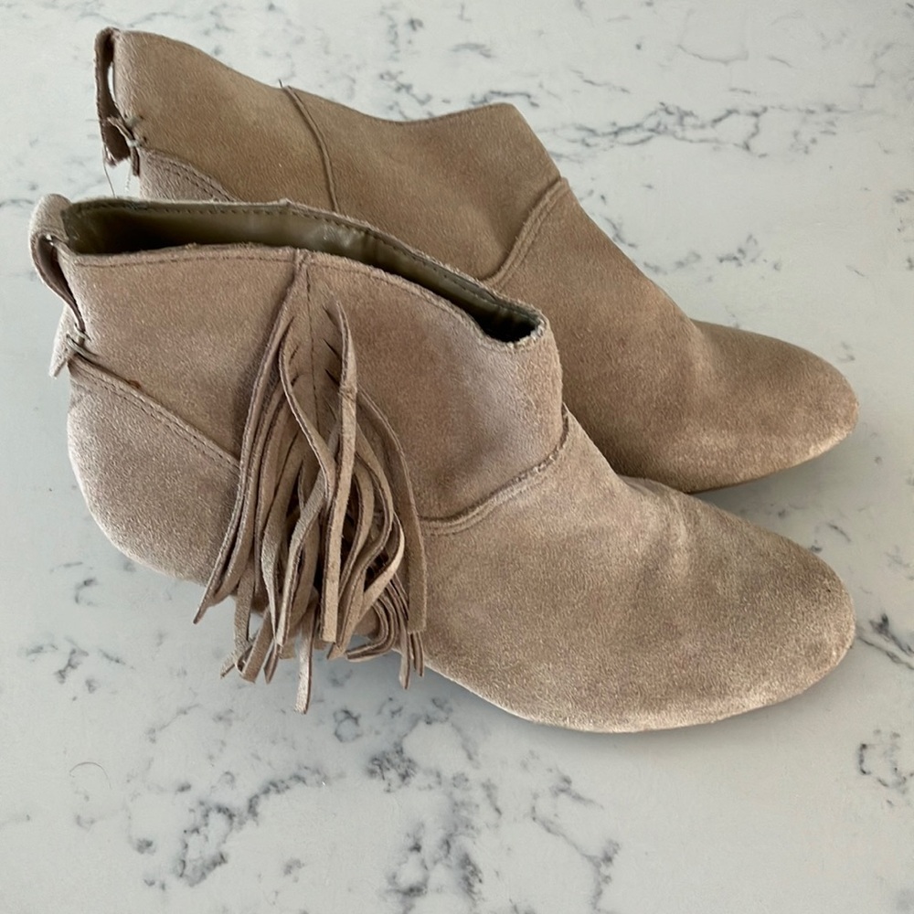 American Eagle Size 8 Faux Suede Tan Ankle Boots with Fringe
